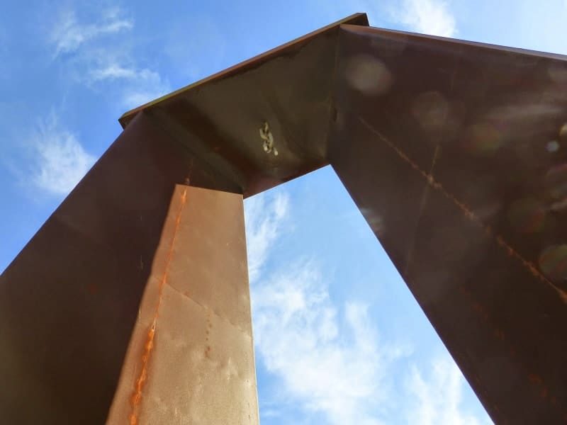 Estátua da Liberdade (Monumento ao 25 de Abril de Viana do Castelo), vista de baixo para cima