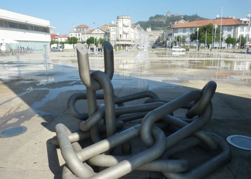 As correntes que prendiam a liberdade e que o 25 de abril quebrou