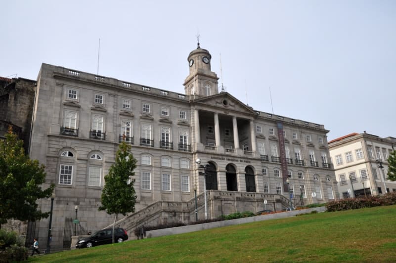 Fachada principal do Palácio da Bolsa no Porto